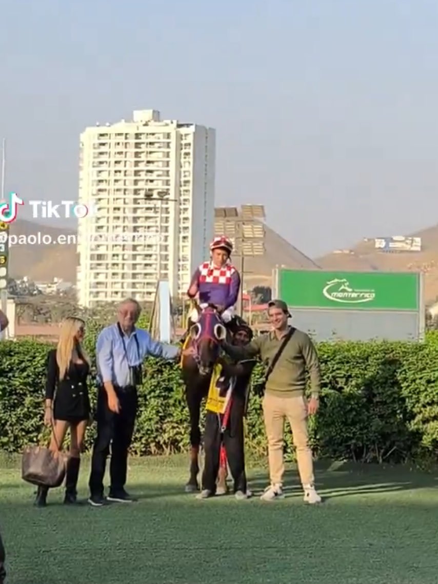sabermentir's tweet photo. @LCinciallegra23 Y para que no vengan con la foto con facu, si, tambien estuvo en el Hipodromo, pero en la foto que subió ori, a quien cortó fue al señor, no a facu, se ve bastante bien no? 😘 #marzolez #orianamarzoli #facundogonzalez #orianistas https://t.co/A8cALobf3t