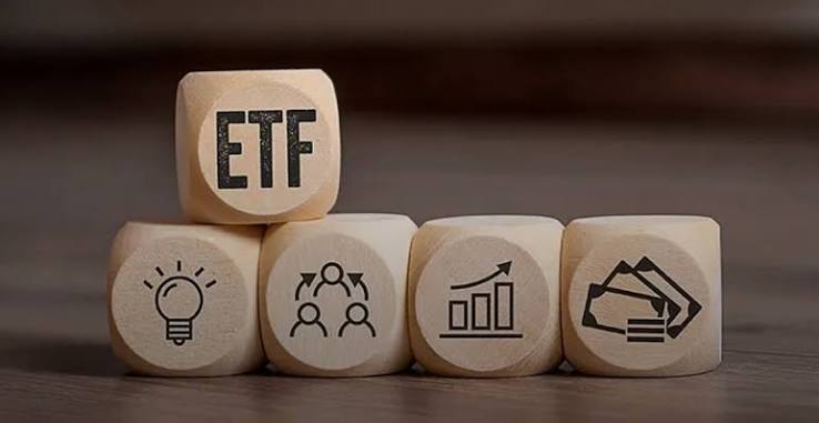 EkoKripto's tweet photo. 💰 Büyük para kararını vermiş gibi görünüyor...

17 Temmuz ETF akışları:

🟠 BTC: +132,3M $
🔵 ETH: +36,7M $
🟢 SOL: 0 $
⚫ XRP: 0 $
Bitcoin ve Ethereum'a para akışı sürerken, Solana ve XRP tarafı bugün sessiz kaldı.
Kaynak: Farside Investors https://t.co/7QrXaEe4re