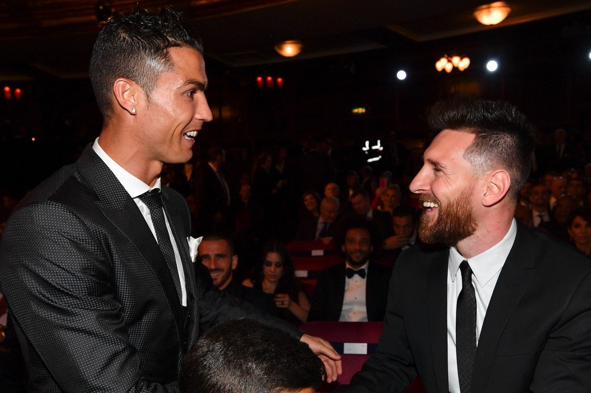 Ni_Losciste_'s tweet photo. J’ai une question si on enlève le ballon d’or et qu’on parle purement football et plus de récompense vous pensez qu’on mets toujours autant d’écart entre Messi x Ronaldo des autres footballeur ? Moi je pense que cette merde nous a biaisé notre manière de voir le football.. https://t.co/dSXjQnvlzr