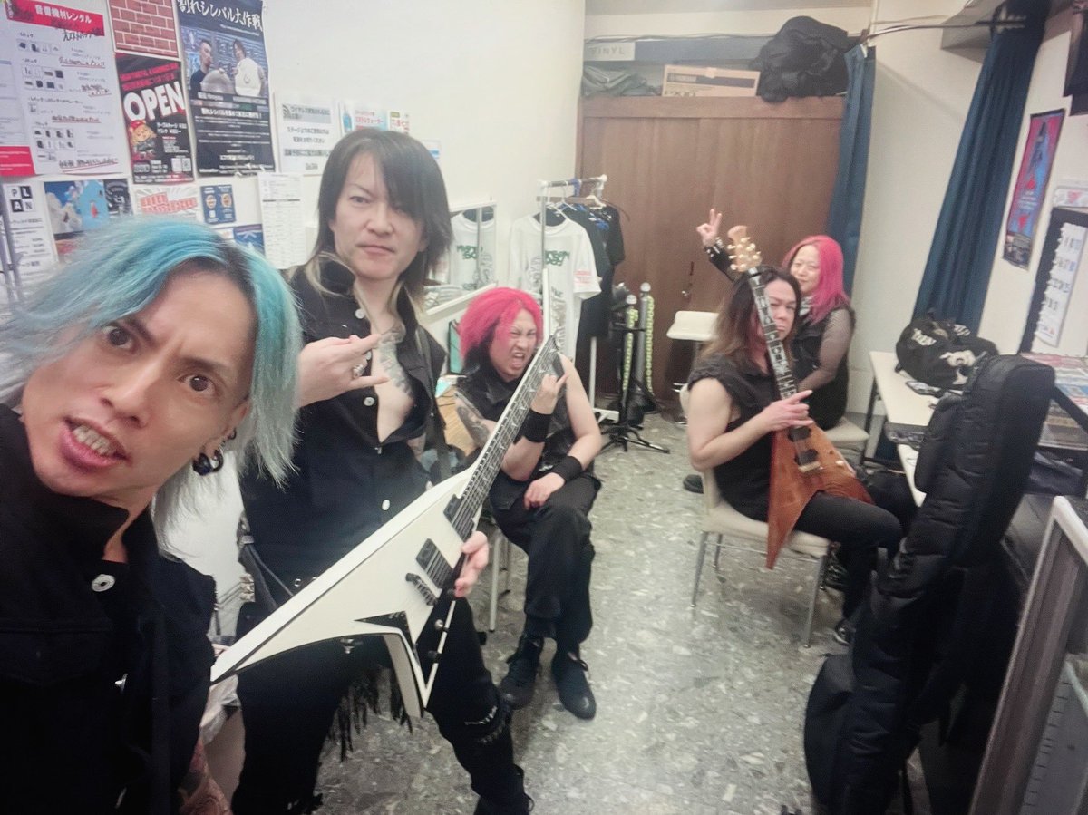 Ryota666J's tweet photo. 昨日は四日市club CHAOSにてSH2TRのライブありがとうございました！この5人でライブするのは最後でした！がアツく暑く熱い夜になった！そしてclub CHAOSも会場にいたみんなも、共演の方々もスタッフの方々も最高だった！いい街、いい出会いにも感謝！ありがとう！！
#SH2TR ##clubchaos https://t.co/KMTcDFcV5P