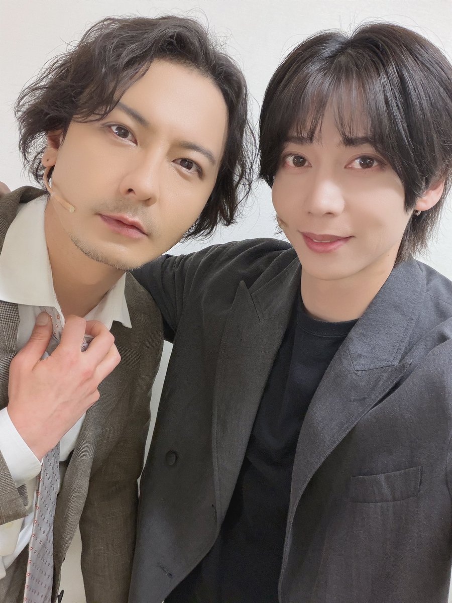 some_toshi's tweet photo. 舞台gift２日目✨
ご来場誠にありがとうございました☆
雨は止みましたかね？？
気を付けてお帰りください😊

スペシャルカーテンコールも、
皆様の良き思い出になって頂けたら嬉しいです🎁

兄と。

#舞台gift 
#舞台ギフト https://t.co/Suctlc671z