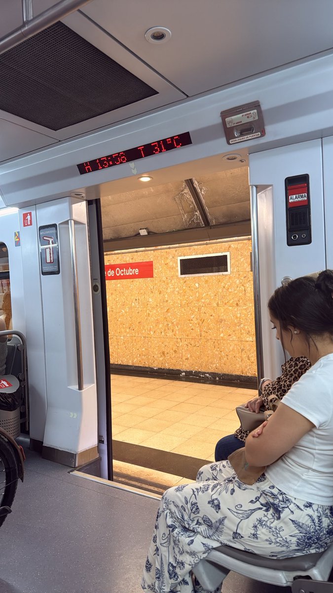 carloshigu's tweet photo. @CercaniasMadrid hola, tenemos rato parados en doce de octubre este tren se va mover? Va dirección Atocha la C5. https://t.co/D3sjwMBSHT