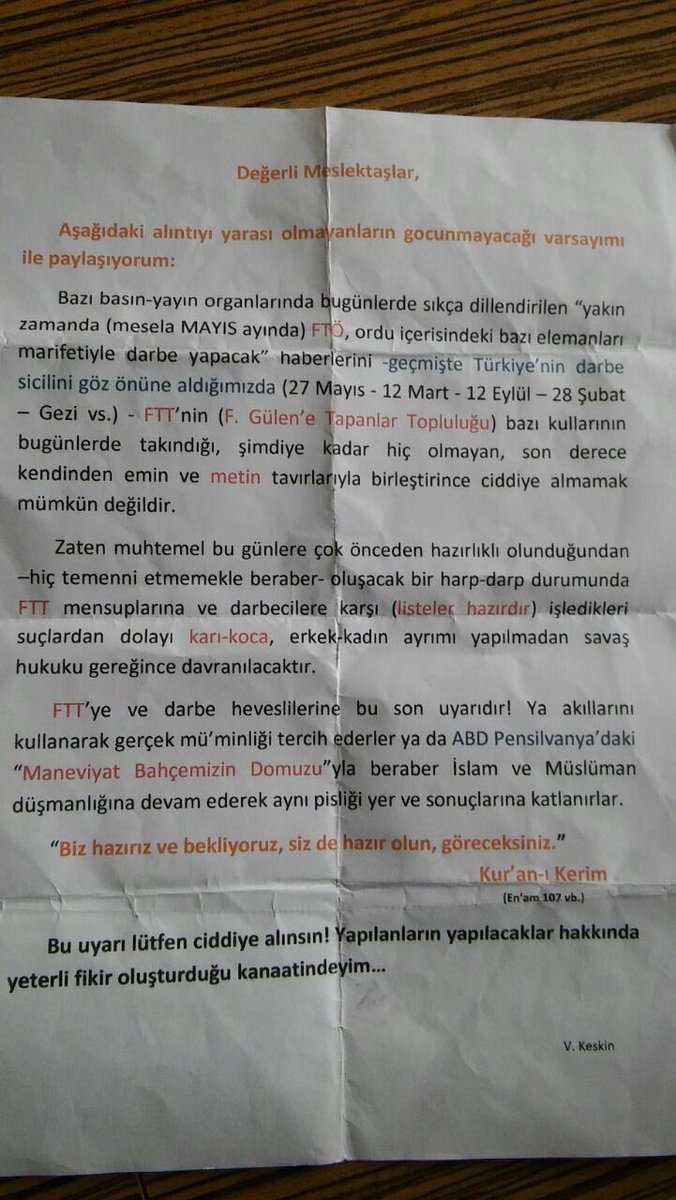 muhammedsarslan's tweet photo. Bu evrak, 15 Temmuz’dan birkaç ay önce Etlik İmam Hatip Lisesi’nde, okulda görev yapan öğretmen bir karı-kocayı hedef alacak şekilde hazırlanmış; okul sıralarına bırakılarak öğrencilere dağıtılmıştır. Belgeyi hazırlayan ve “V. Keskin” imzasını kullanan kişi de aynı okulda öğretmendir.

Belgede yer alan;

“Bu günlere çok önceden hazırlıklı olunduğundan”,
“Listeler hazırdır”,
“Oluşacak bir harp-darp durumunda”,
“Biz hazırız ve bekliyoruz, siz de hazır olun, göreceksiniz”
ifadeleri sıradan bir siyasi değerlendirme veya genel bir darbe uyarısı değildir.
Bu ifadeler; 15 Temmuz’dan önce yapılacak operasyonu bilen, ortaya çıkacak çatışma ortamına göre önceden hazırlık yapan, hedef alınacak kişileri listeleyen ve sahada kullanılacak unsurların hazır olduğunu beyan eden organize bir yapıya işaret etmektedir.
Özellikle “listeler hazırdır” ve “karı-koca, erkek-kadın ayrımı yapılmadan savaş hukuku gereğince davranılacaktır” ifadeleri, daha olay gerçekleşmeden insanların fişlendiğini, aileleriyle birlikte hedef hâline getirildiğini ve uygulanacak şiddete sözde bir meşruiyet kazandırılmaya çalışıldığını göstermektedir.

Belgeyi hazırlayan öğretmen V. Keskin’in kimlerle bağlantılı olduğu, söz konusu listelerin kimler tarafından ve hangi amaçla oluşturulduğu, metnin kimlerin bilgisi ve yönlendirmesiyle öğrencilere dağıtıldığı ve bu hazırlığın 15 Temmuz gecesindeki faaliyetlerle bağlantısının bulunup bulunmadığı araştırılmalıdır.

Çünkü bu belge, yalnızca 15 Temmuz’u önceden tahmin edenlerin değil; 15 Temmuz’dan önce yapılacak operasyonu bilen, buna göre hazırlanan, hedef listeleri oluşturan ve sahadaki insan gücünü hazır tutan çevrelerin bulunduğunun açık bir göstergesidir.