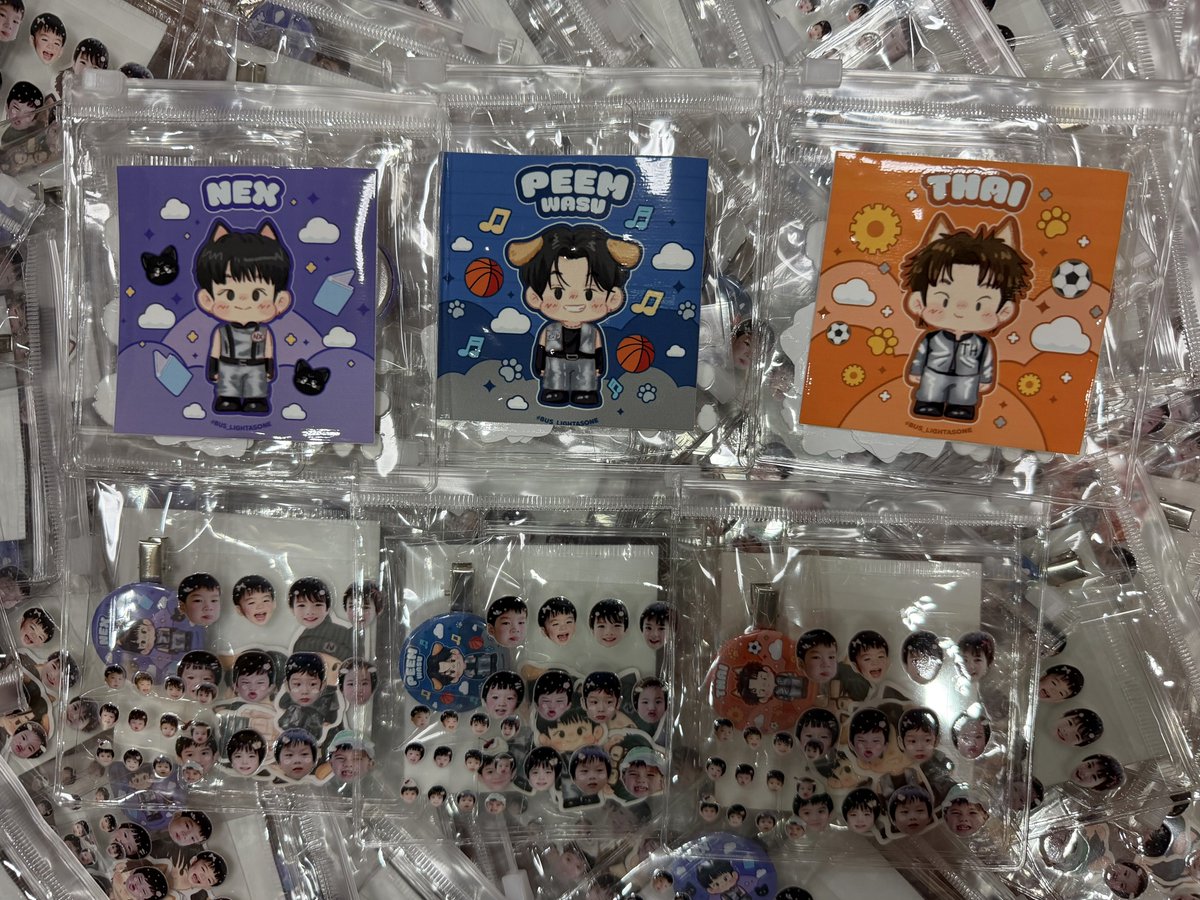 EveNTevE's tweet photo. Giveaway #BUS_LIGHTASONE พรีวิวไม่มี ถ่ายรูปไม่สวย แต่อยากลงแล้ว 🤣 แจก 25-26 กค. นะคะ มีไปประมาณ 100 เซท(50 เซท/วัน) + ถุงผ้าBOB 60 ใบ(30 ใบ/วัน)ไปถึงคอนไวจะทวิตแจ้งจุดแจก ถ้าไปคอนช้าขออนุญาตแจกใส่มือเลยนะคะ ช่วยรับด้วยนะคะ 🤲🏻🙇🏻‍♀️ ใครอยากได้แค่สตกจิ๋ว เรามีไปแจกแยกด้วยค่ะ 💖 https://t.co/cZIp5YxOYu