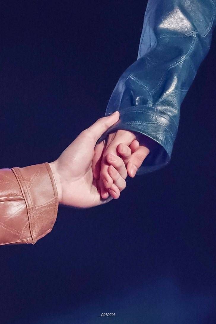 rknshimuralvr's tweet photo. their hand chemistry deserves its own fandom https://t.co/6iO0wcNHws