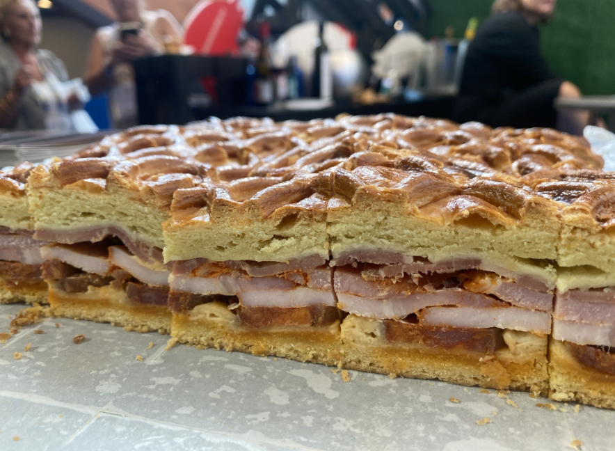 tierradesabor's tweet photo. El @HORNAZOSALAMANC  MG llega con masa dorada, relleno generoso y todo el sabor de una receta salmantina que sabe jugar en equipo.

Perfecto para compartir antes del partido, durante el descanso… o cuando el marcador pida algo con carácter.

#TierraDeSabor #ElSaborQueNosUne https://t.co/yknEc2z3Un
