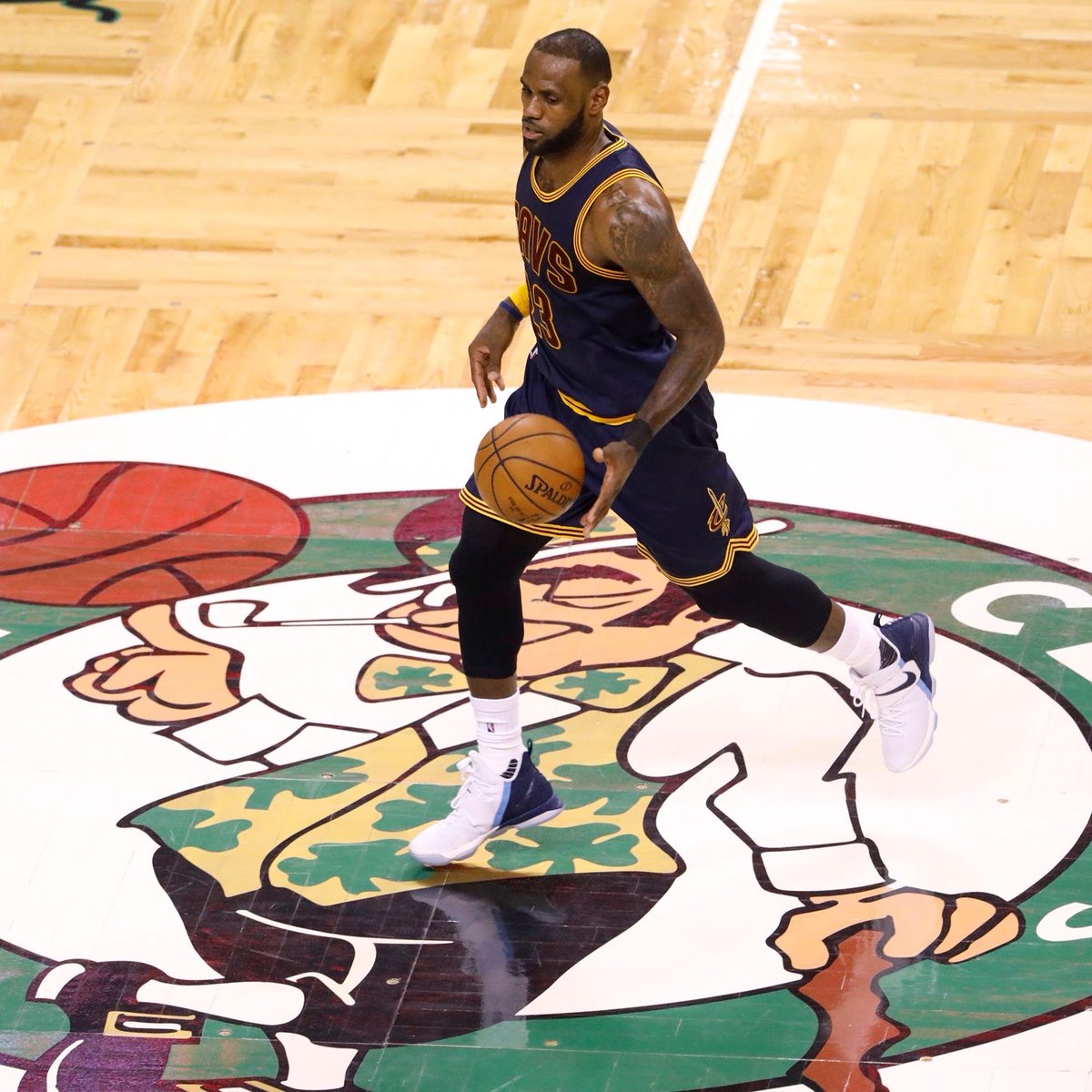 RTNBA's tweet photo. LeBron James HATES Boston &amp; the Celtics would be the last team he would ever sign with, per @WindhorstESPN https://t.co/7qjo5WZJUN