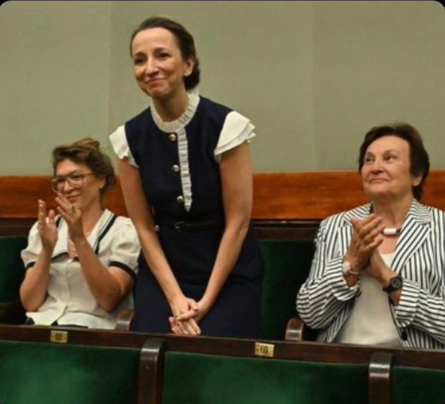 LechNowacki's tweet photo. W dniu ogłoszenia wyników wyborów, Sylwia Gregorczyk-Abram ucieknie z @BiuroRPO do kraju, który nie ma podpisanej z Polską umowy o ekstradycji... Ale to nie pomoże - już @w_zurek doradził w czym można będzie przywieźć... nie tylko ją! https://t.co/M7Ts02XoHL
