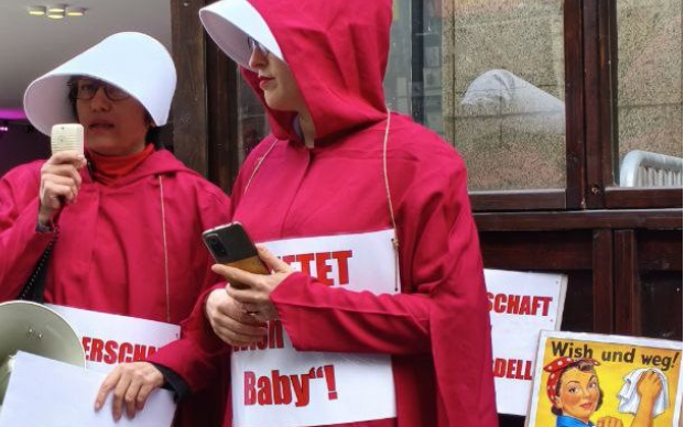 initiative_lfs's tweet photo. "Ungewollte Kinderlosigkeit ist keine „Krankheit“ – weder nach der WHO-Definition noch nach unserer Rechtsprechung. Hier entsteht sie aus der biologischen Grenze der Fortpflanzung: Männer können nicht schwanger werden. Die Leihmutterschaft dient der freiwilligen Erfüllung eines Kinderwunschs, nicht der Linderung einer Krankheit. Zudem verstößt sie gegen unser Recht, was steuerliche Berücksichtigung ausschließt.

Das Gericht betont, dass die Leihmutterschaft das Kind und die Ersatzmutter auf „bloße medizinische Hilfsmittel“ reduzieren würde, was gegen die Menschenwürde (Art. 1 Abs. 1 und 3 GG) verstößt. Ein Kind darf nicht als „Mittel zur Linderung einer seelischen Erkrankung“ (z. B. durch Kinderlosigkeit) gesehen werden, da dies es zu einem „bloßen Objekt“ herabwürdigen würde."

Rede von Ina Wagner bei Protest gegen die #WishForBaby Messe in Köln Oktober 2025