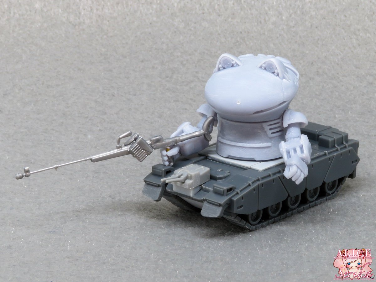 Serika_15_Queen's tweet photo. 通常の3倍速そうな専用カラーに続いて、量産機バリエーションのロマンである｢タンク｣始めました
30MSの重戦車の車体に、プチッカーの上半身を載せ、肩付け根と手首をカットし、角度変更して再接着
武器はお馴染みタミヤ1/35小火器セットから、ドイツ軍の対戦車ライフルを選択

#プチッカー https://t.co/D9RO4M7Dh4