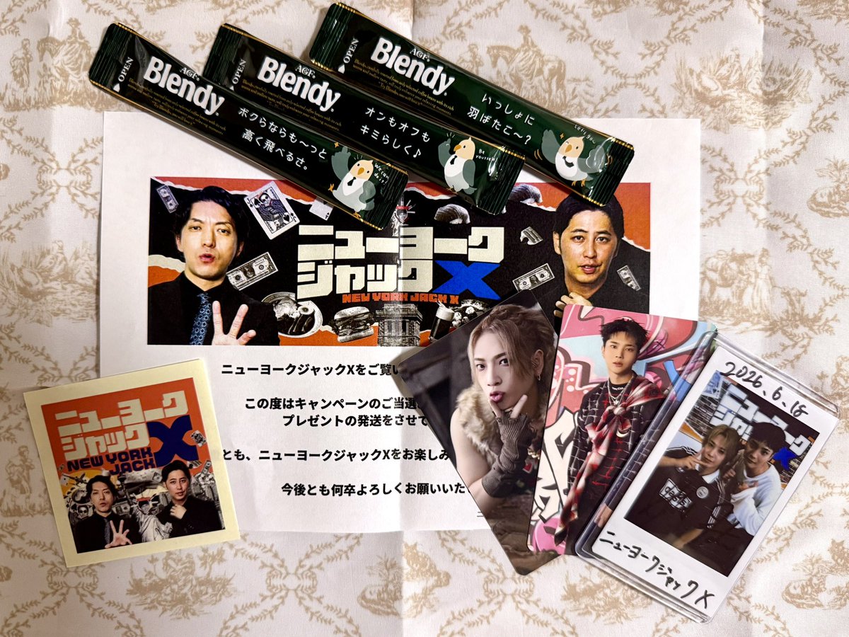 maro_sira411's tweet photo. ほな組のサイン入りチェキ当選しました😭❣️本当にありがとうございます、大事にします‼️
あれから毎朝飲んでるんだけど、アーリーバードのイラストとメッセージが少しずつ違うのにようやく気付いた…🌟
これからも #ニューヨークジャック さん、 #ブレンディ さんと #OWV のご縁が続きますように～！ https://t.co/XXWb7CV7zc