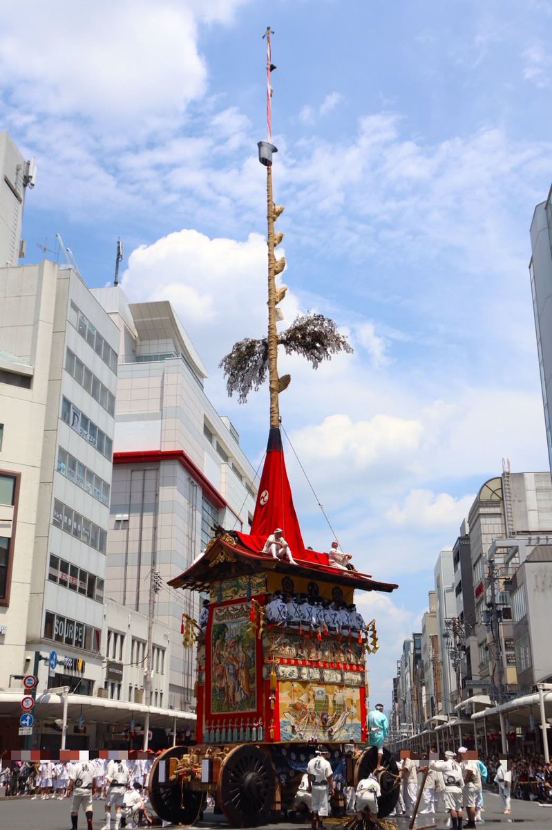 kyodaitekken's tweet photo. 昨日、京都では祇園祭の見どころの一つである前祭の山鉾巡行が行われ、多くの人で賑わいました🏮‼️
これに伴い、河原町通や四条通では交通規制が実施され、毎年恒例となっているバスの臨時便の運行や迂回運転が見られました🚌
山鉾巡行は後祭の24日にも行われますので、訪れてみてはいかがでしょうか✨ https://t.co/Sxtr3qCBLm