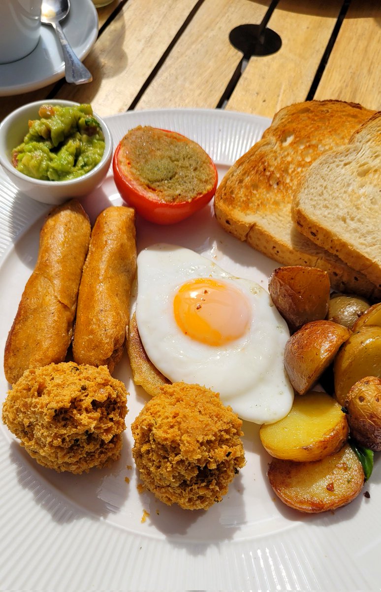 KellySWhalley's tweet photo. Veggie breakfast in the Sunshine at The Jackalope #Drumshanbo #Leitrim 🌞 https://t.co/txcpQOXewj