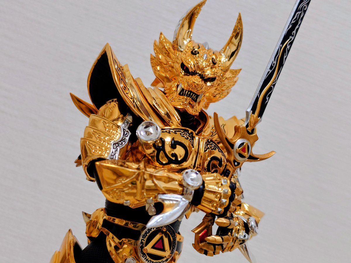 papayawarota's tweet photo. 『S.H.Figuarts 真骨彫製法 黄金騎士ガロ(冴島大河)』開封
もうこれ本物の牙狼です。
神棚に飾ったろかいってぐらい神々しいクオリティ。
見てるだけで「強くなれ！」と言われてるようです。めちゃ高かったけど買って良かった。
映画『牙狼TAIGA』も名作なんで是非！ https://t.co/SWWCRYkHQ4