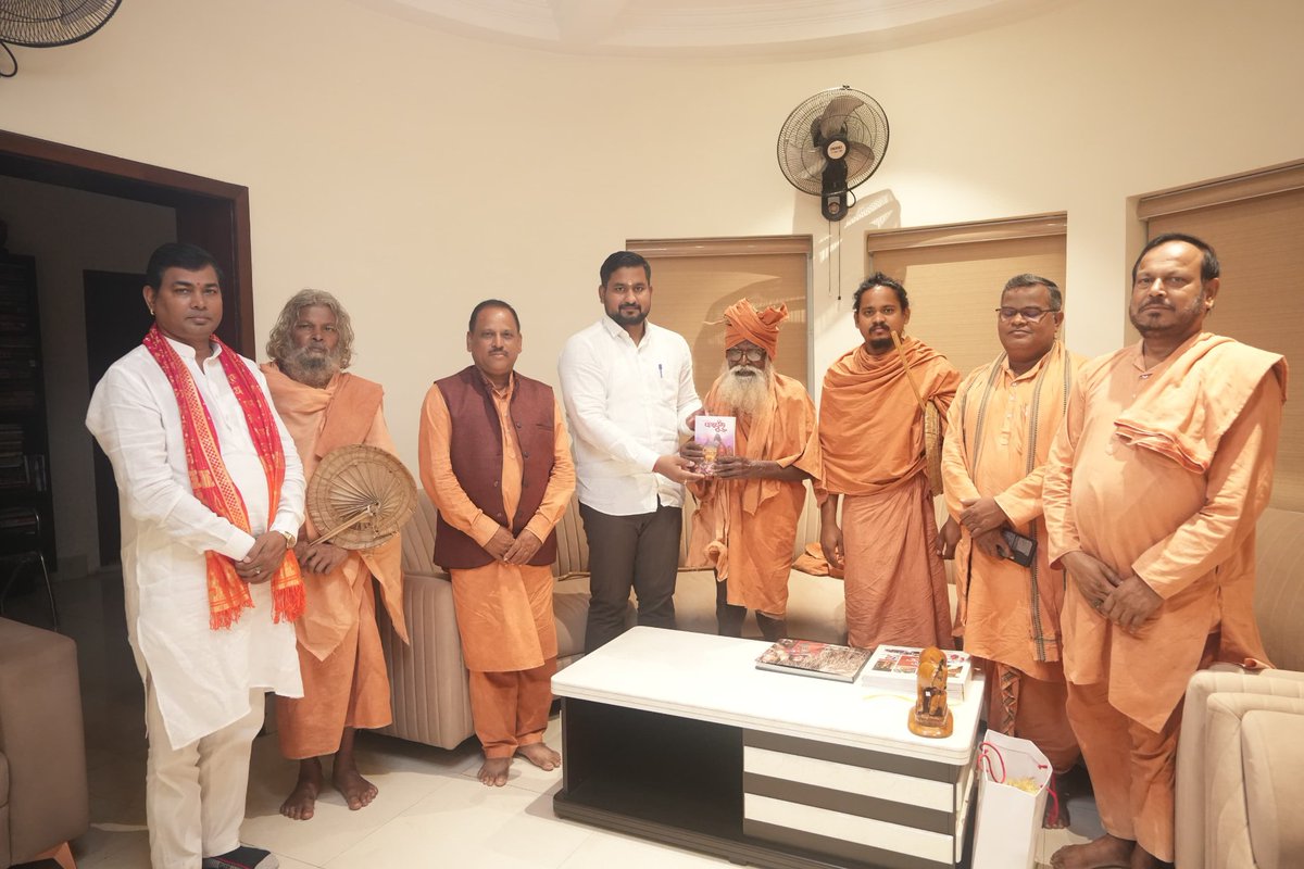suryabanshibjp's tweet photo. ଆଜି ଭୁବନେଶ୍ୱରସ୍ଥିତ ବାସଭବନରେ ମହିମା ଧର୍ମର ପ୍ରଖର ସାଧକ ବନ୍ଦନୀୟ ବାବା ରଘୁନାଥ ଦାସଙ୍କ ସମେତ ଅନ୍ୟ ପୂଜ୍ୟ ସନ୍ଥମାନଙ୍କ ସହ ସାକ୍ଷାତ କରିବାର ସୁଯୋଗ ପ୍ରାପ୍ତ ହେଲା । ଏହି ଅବସରରେ କପିଳାସସ୍ଥିତ ତପୋବନ ମହିମାପୀଠର ଉନ୍ନତି ଓ ସୌନ୍ଦର୍ଯ୍ୟୀକରଣ ବିଷୟରେ ବିସ୍ତୃତ ଆଲୋଚନା ହୋଇଛି । https://t.co/u4E0wiiYUZ