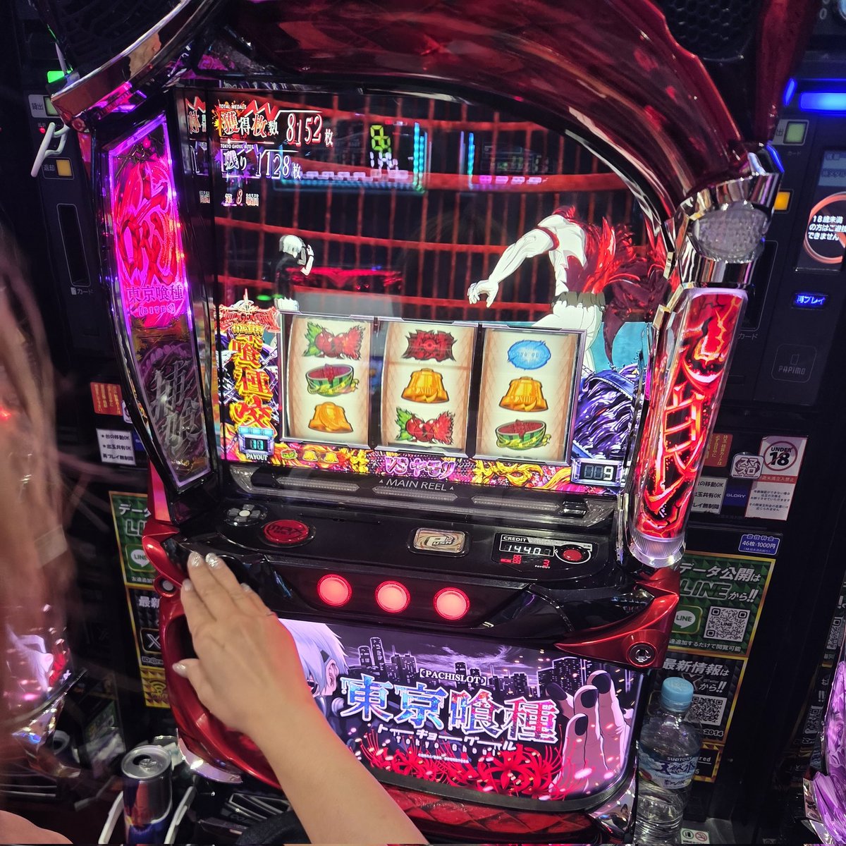 mudabikimaster's tweet photo. 7/18稼働終了

L東京喰種　　　+12本
L戦国乙女5　　　-4本
LモンキーV　       -19本
Lからサー2　　　-8本
バーサス　　　　+7本
マイジャグV　    +13本

トータル　+1本

朝から色々打ってギり捲り😅

今日は俺の事より普段ほぼジャグラーしか打たない嫁が東京喰種のコンプ寸止めしたのが凄すぎ🤣 https://t.co/v1pXWQKbde