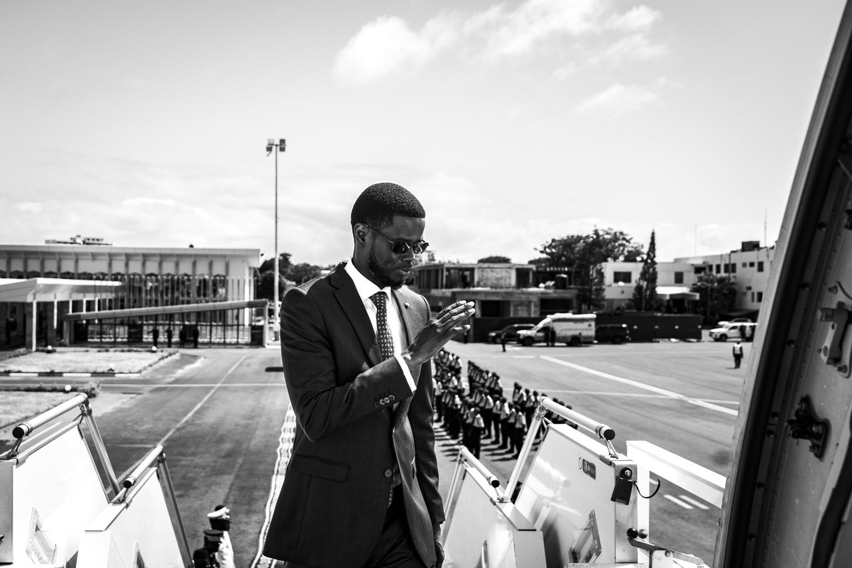 PR_Senegal's tweet photo. Le Président de la République @PR_Diomaye a quitté Dakar ce matin pour Freetown, où il prend part au Sommet sur l'avenir de l'intégration régionale en Afrique de l'Ouest et à la 69ᵉ Session ordinaire de la Conférence des Chefs d'État et de Gouvernement de la #CEDEAO. https://t.co/VbXR9n2E6h