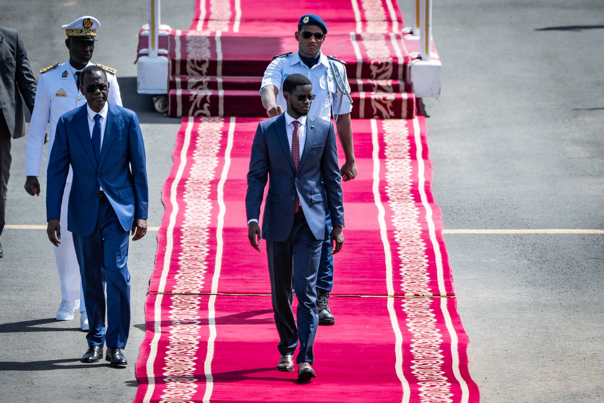 PR_Senegal's tweet photo. Le Président de la République @PR_Diomaye a quitté Dakar ce matin pour Freetown, où il prend part au Sommet sur l'avenir de l'intégration régionale en Afrique de l'Ouest et à la 69ᵉ Session ordinaire de la Conférence des Chefs d'État et de Gouvernement de la #CEDEAO. https://t.co/VbXR9n2E6h