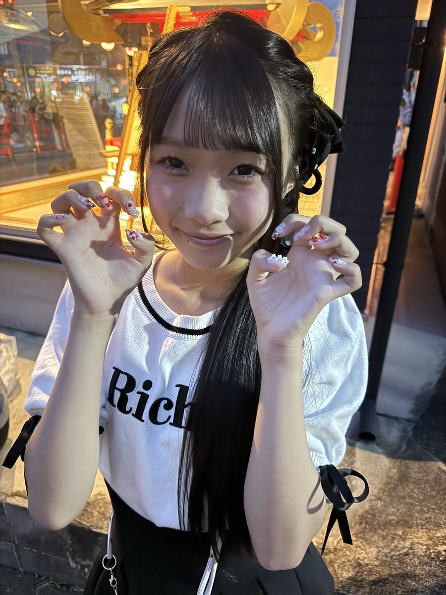 正解は💡 ネイル💅してきましたー😍 どう？可愛い？💕