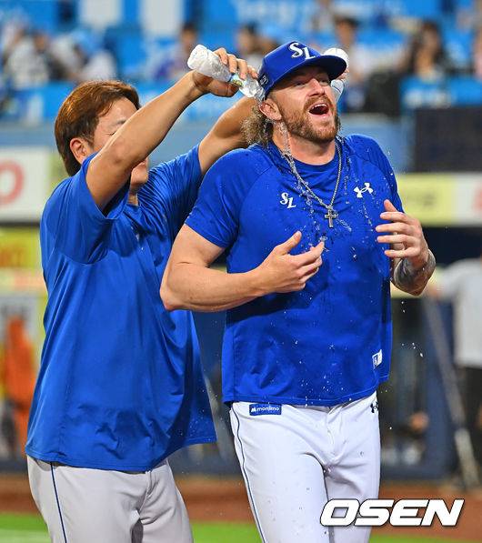 getbluegoya's tweet photo. 배터리 여러분 행복하세요 https://t.co/5Wfnk4ceCP