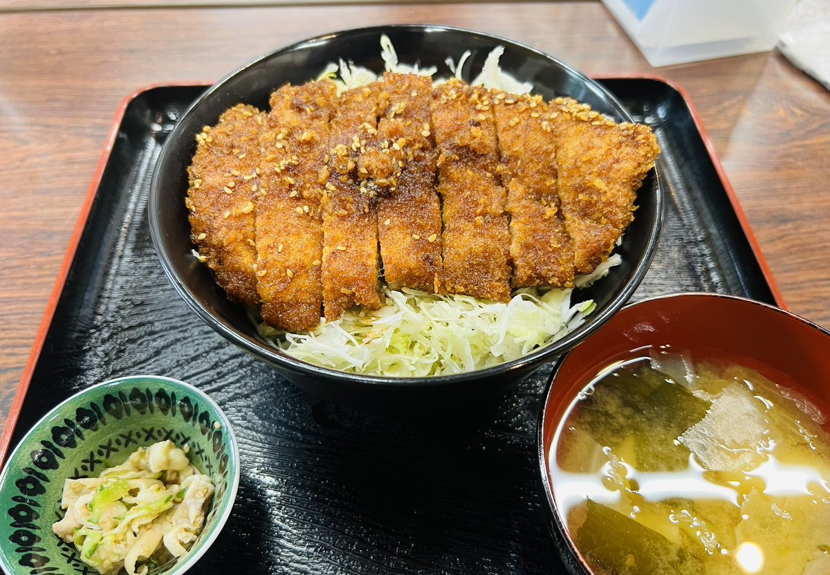 mamushired's tweet photo. 日中蜜蜂の飛び方が凄かったので霧吹きで水をかけたら落ち着きました。養蜂の師匠的には梅雨明け後に分蜂するかもと言っておりました。巣も順調に拡大してる様子で4段目まで来てました🐝

妹夫婦が遊びに来ていて、お昼は地元の道の駅の食堂で皆でランチをしました🍽️ https://t.co/wo7Q52BJfk