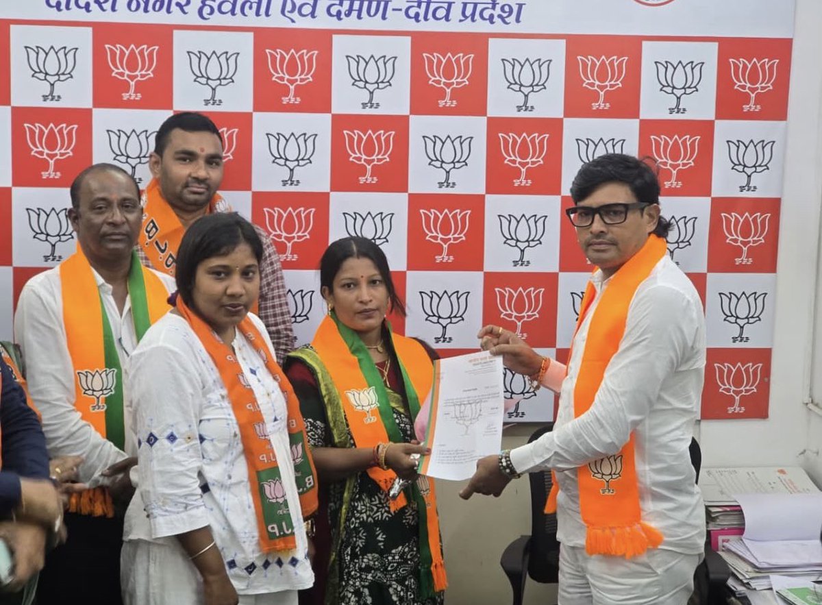 PBharat_07's tweet photo. दमन, दीव एवं दादरा नगर हवेली के प्रदेश प्रभारी दुष्यंतभाई पटेल, प्रदेश अध्यक्ष महेशभाई अगरिया तथा भाजपा दमन जिला अध्यक्ष भरतभाई पटेल की उपस्थिति में भाजपा दमन जिला के वरकुंड मंडल अध्यक्ष के रूप में श्रीमती नीलम प्रवीण मिटना की नियुक्ति की गई।
इस अवसर पर पार्टी के पदाधिकारियों एवं कार्यकर्ताओं ने श्रीमती नीलम प्रवीण मिटना को नई जिम्मेदारी के लिए शुभकामनाएँ देते हुए विश्वास व्यक्त किया कि उनके नेतृत्व में वरकुंड मंडल में संगठन और अधिक सशक्त होगा तथा पार्टी की जनसेवा और संगठनात्मक गतिविधियों को नई गति मिलेगी।

#bjp #bjp4india 

@narendramodi @AmitShah @blsanthosh @BJP4India