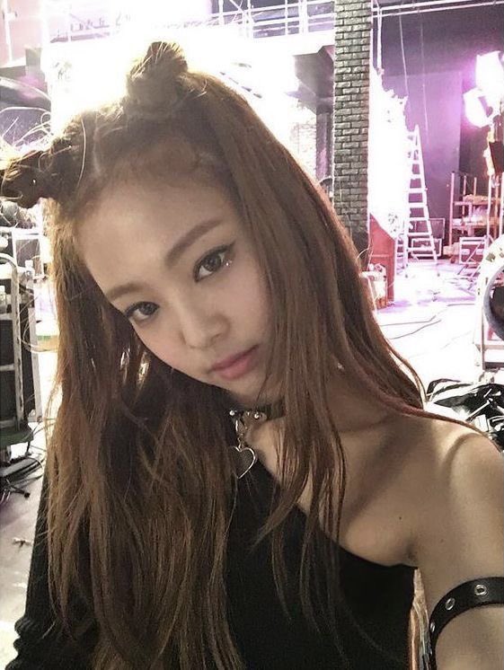 jenniecomefirst's tweet photo. เจนนี่ตอนเดบิวต์กับตอนนี้ไม่มีอะไรเปลี่ยนเลย โครงหน้าเหมือนเดิมด้วย 2 รูปนี้ห่างกัน 10 ปีนะ ตา จมูก ปากคือเหมือนเดิมยกเว้นเมคอัพ https://t.co/4mn29JsDU1