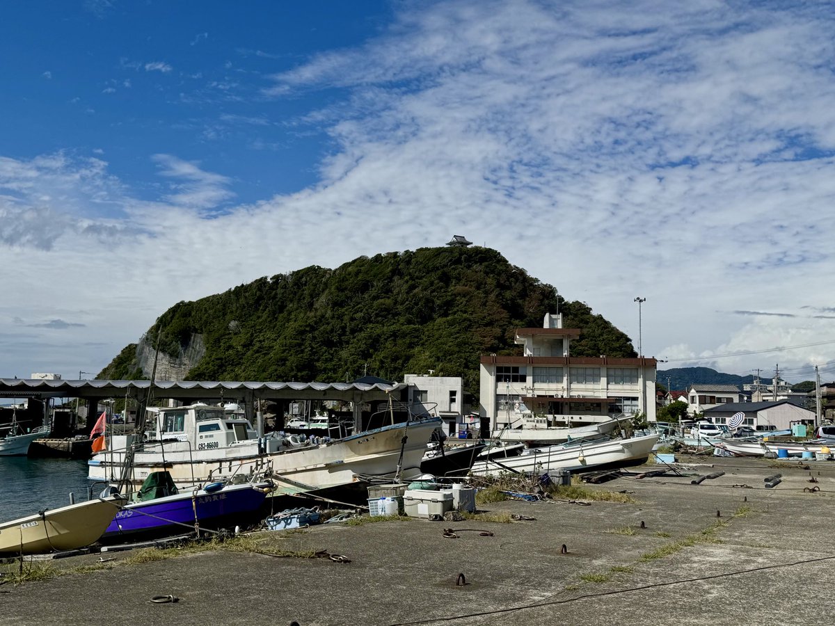 ck_eh8's tweet photo. 千葉県・勝山城！石橋山の戦いで敗れた源頼朝が安房に逃れてきた際に最初に頼朝を迎え保護した安西景益の居城と伝わる！勝山湊を見下ろす八幡山に築かれた海城で戦国時代には500艘ともいわれる里見水軍の本拠地となった！向かい合った山には大黒山展望台がある〜！

#城 #旅 #神社 #寺 #御城印 #御朱印 #グルメ #日本史