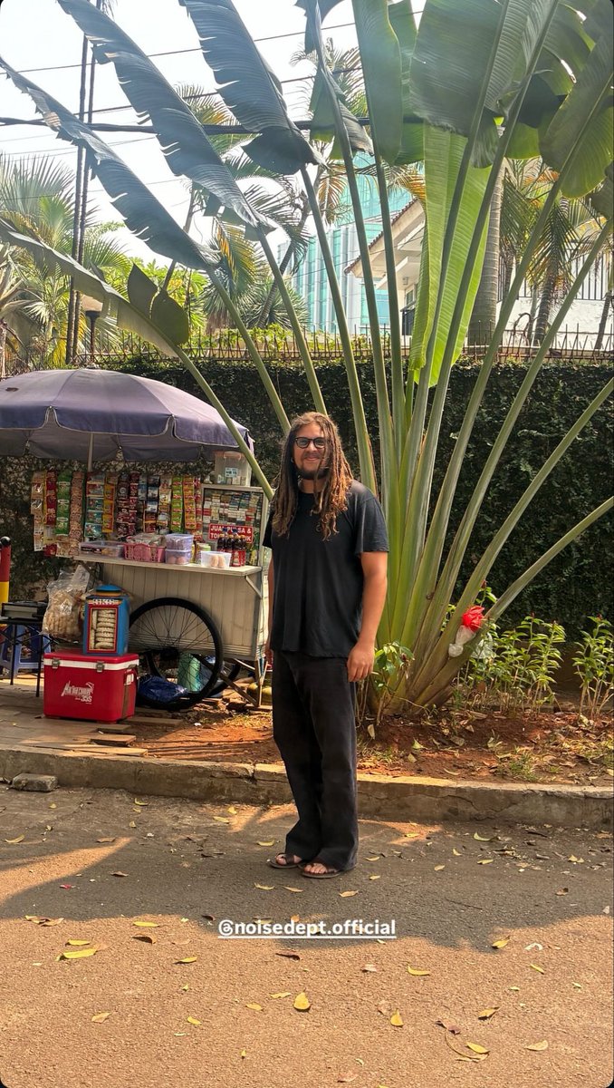 trutherforrd's tweet photo. early photo dumps before rehearsal. cool little street food spots, warm neighborhoods. jakarta’s got a good thing going. https://t.co/yGCHMGId3d