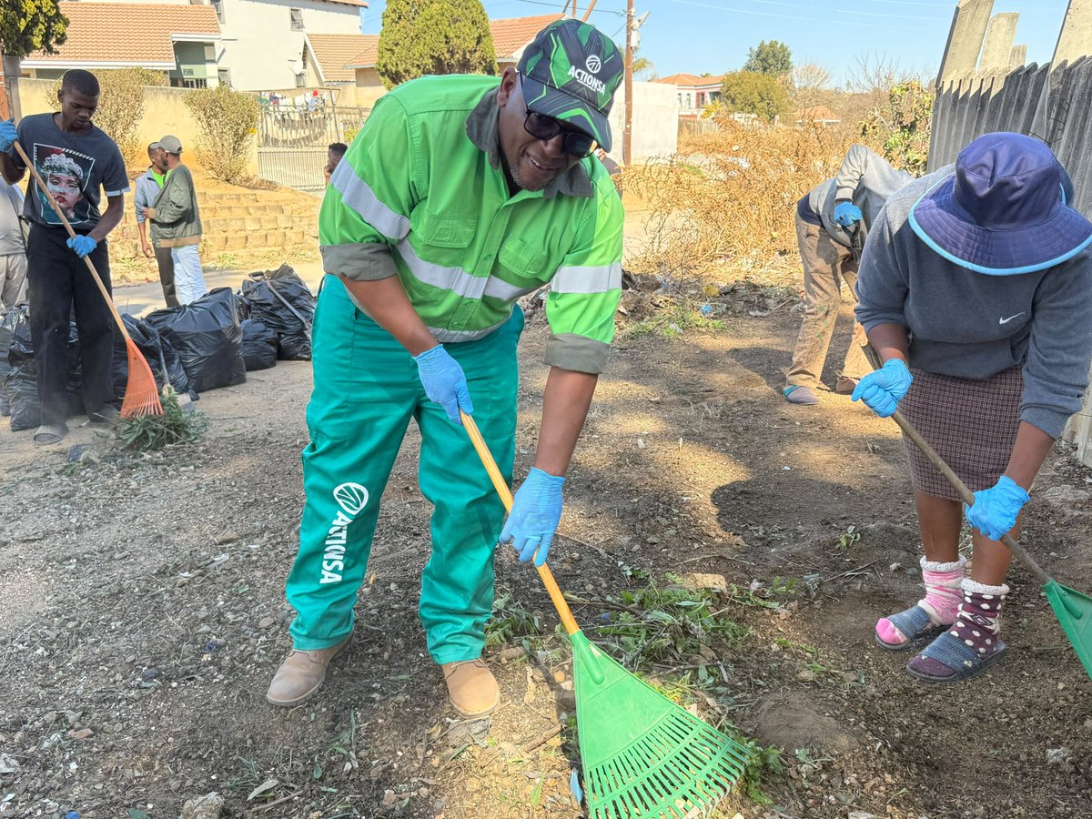 Action4SA's tweet photo. ActionSA President, Herman Mashaba, and Gauteng Provincial Chairperson, Funzi Ngobeni, are in Cosmo City to continue #AReSebetseng.

When Mashaba returns as mayor, communities will be mobilised as they were in his first term to keep our streets clean and restore Joburg’s pride.🧹 https://t.co/3zkDnUtWUX