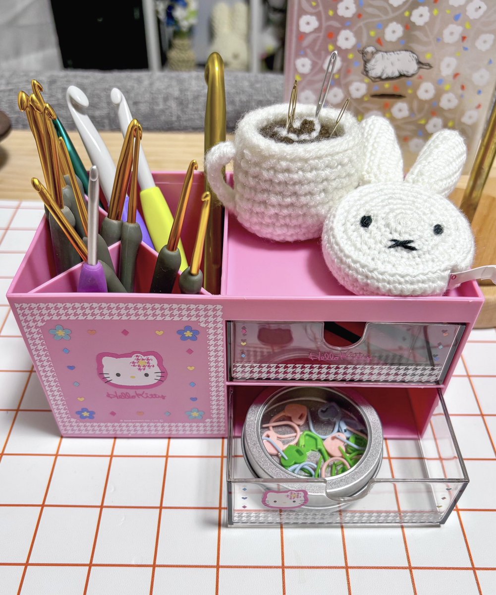 itomqru's tweet photo. スリコのキティちゃん戦利品
IKEAのメッシュバスケットに詰め込んでた編み物用品がとうとう整理整頓できて使いやすくなったぞ〜！ https://t.co/caRyIgjgpG