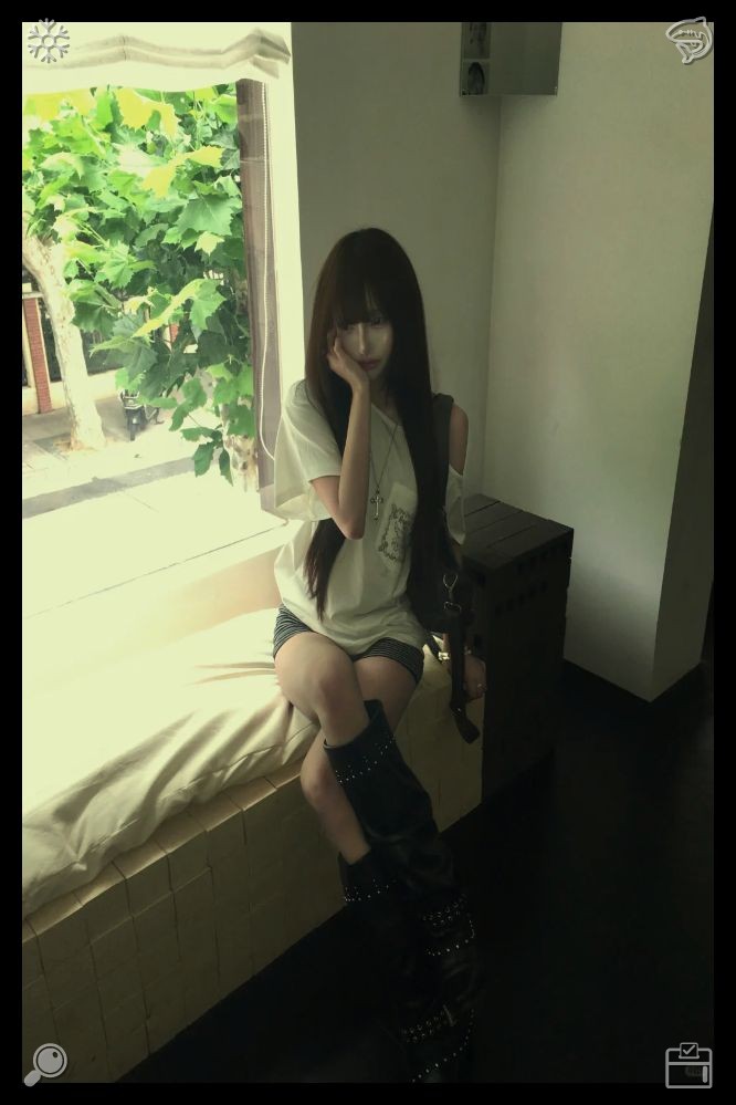 sei5_0825's tweet photo. Clara smooths out the white linen tablecloth, sweeping a crumb aside with her fingertips as her eyes wander to the garden beyond, where delicate pink roses are in full bloom, their petals softly illuminated by the light. A mild breeze drifts through, bringing their fragrant swee https://t.co/xQKwcFgROO