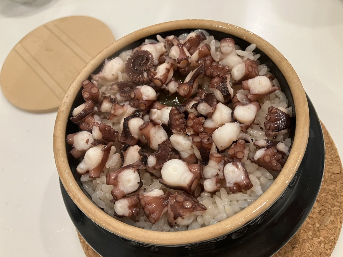 Sun69Good's tweet photo. オヤジ飯❗️

2号リクエスト
タコ飯をおぎのやの釜で
磯辺🐙唐揚げ
��バチハラモ
緑がない🤣

お久しぶりの🐙でしたが、
まぁ〜旨いよね〜😆

次回は洋風でいきますかね🧄

#オヤジ飯
#マダコ
#エギタコ
#タコ飯
#おぎのや https://t.co/HDdKTH4eO3