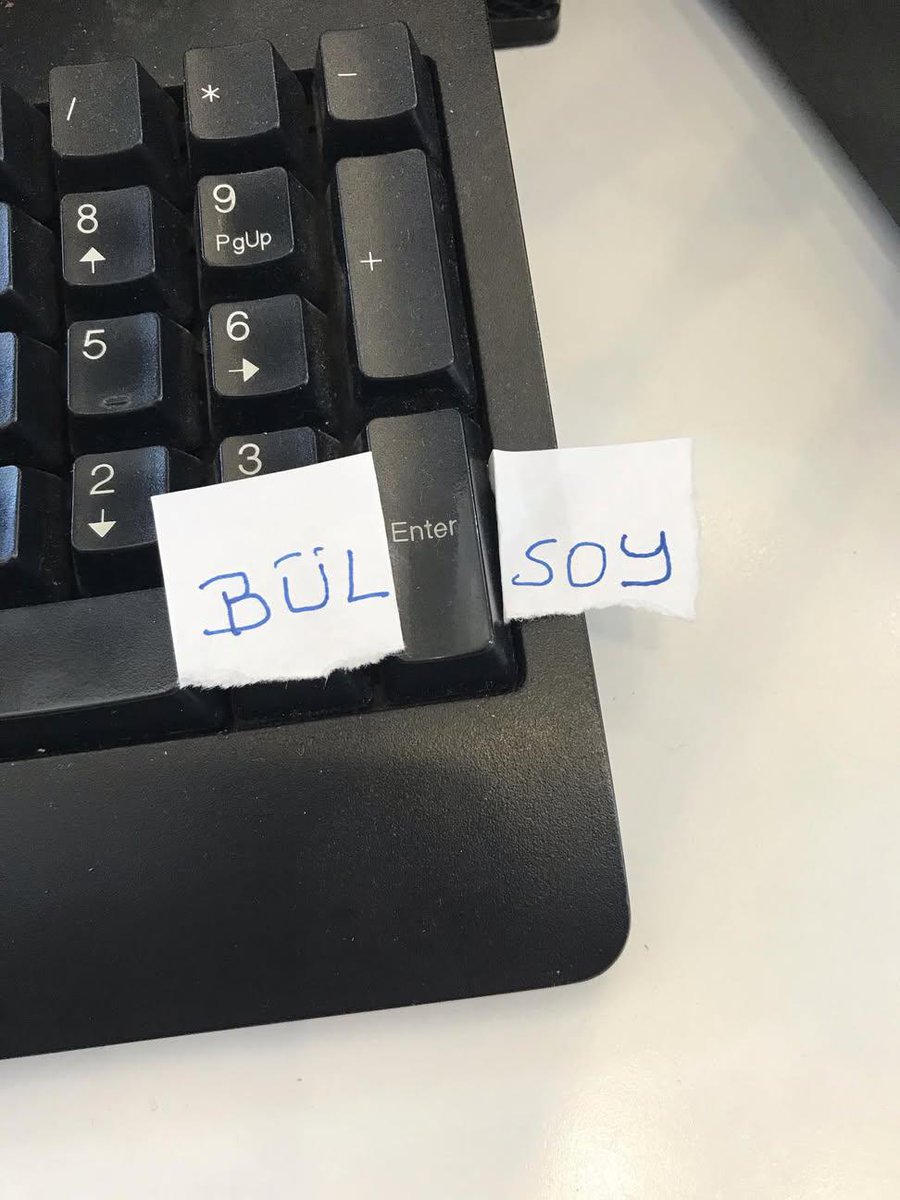 bayrakmedya's tweet photo. Bir bilgisayar tamircisi, yeni işe aldığı stajyerin bilgisayar klavyesine yaptığı muameleyi görünce, "Kardeş, burası oyun alanı değil. Yarından itibaren işe gelme." diyerek iş akdini sonlandırdı. https://t.co/4HO5YzXXEO