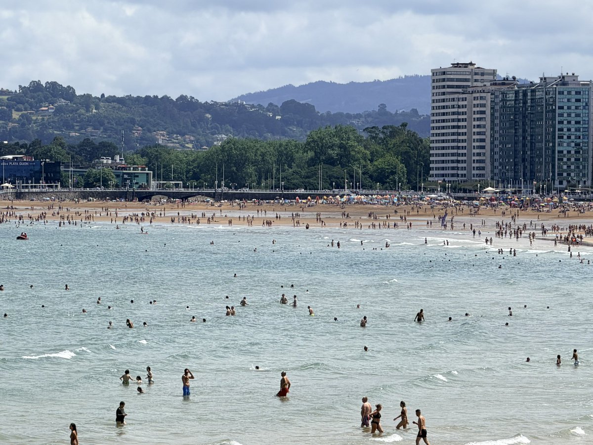 pablogijon's tweet photo. En el límite… mientras al interior se acumulan las nubes bajas y dejan cielos cubiertos, en la costa, estamos justo en el punto de corte con cielos más abiertos que dejan el día soleado.

Ambiente bochornoso en #Gijón, 25,1ºC con un 89% HR.
‼️ 15,2 mm. de lluvia está madrugada. https://t.co/C1rsuIJVbv