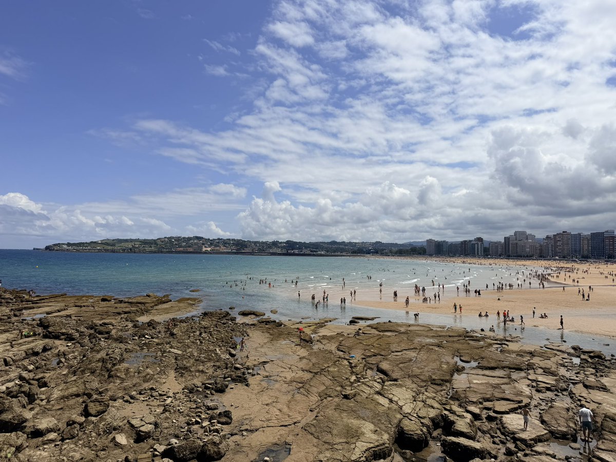 pablogijon's tweet photo. En el límite… mientras al interior se acumulan las nubes bajas y dejan cielos cubiertos, en la costa, estamos justo en el punto de corte con cielos más abiertos que dejan el día soleado.

Ambiente bochornoso en #Gijón, 25,1ºC con un 89% HR.
‼️ 15,2 mm. de lluvia está madrugada. https://t.co/C1rsuIJVbv