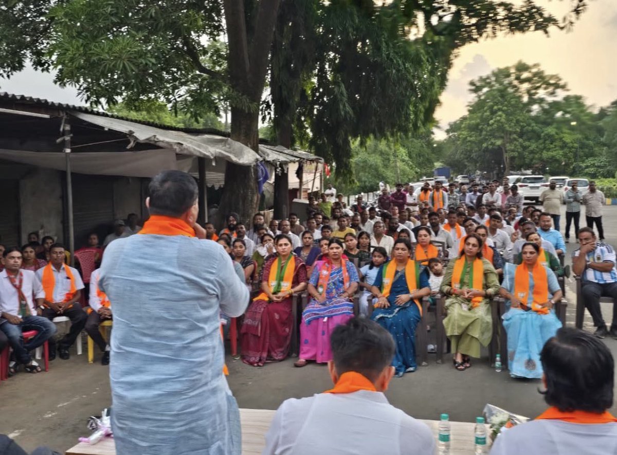PBharat_07's tweet photo. दमन जिला भाजपा की महत्वपूर्ण संगठनात्मक बैठक संपन्न
जरी स्थित बिरसा मुंडा सर्कल में दमन जिला भाजपा की संगठनात्मक बैठक आयोजित हुई। बैठक में प्रदेश प्रभारी श्री दुष्यंतभाई पटेल, प्रदेश अध्यक्ष श्री महेशभाई अगरिया, दमन जिला भाजपा अध्यक्ष श्री भरतभाई पटेल सहित पार्टी के वरिष्ठ पदाधिकारी एवं कार्यकर्ता उपस्थित रहे।

🔸 भगवान बिरसा मुंडा जी को श्रद्धांजलि अर्पित
🔸 बूथ सशक्तिकरण पर विशेष जोर
🔸 मंडल स्तर पर संगठन विस्तार को लेकर मार्गदर्शन
🔸 आगामी संगठनात्मक कार्यक्रमों की रणनीति एवं कार्यकर्ताओं का  मार्गदर्शन

#bjpdaman #bjp4india #sangathan