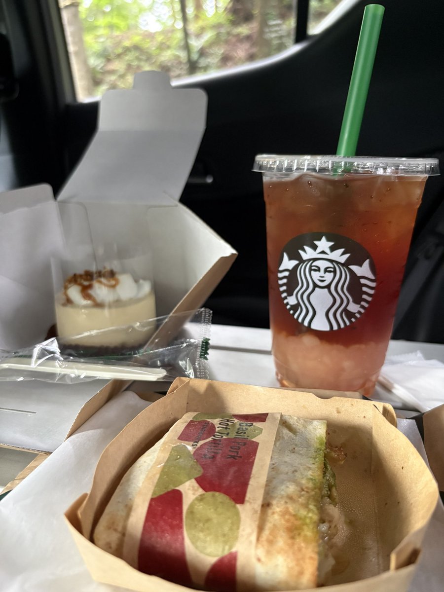 kuchi8484's tweet photo. 今日の車中ピクニックはスタバ尽くしでした🥤ギフチケありがとう〜贅沢した！！ https://t.co/peb19J4AlI