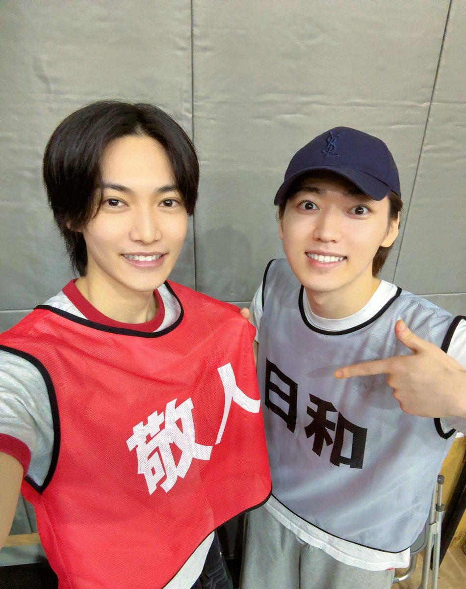 yuto_ando_0529's tweet photo. どうしても梶田のビブスを見せたい安藤
#あんステ https://t.co/Q4xHl9yKOa