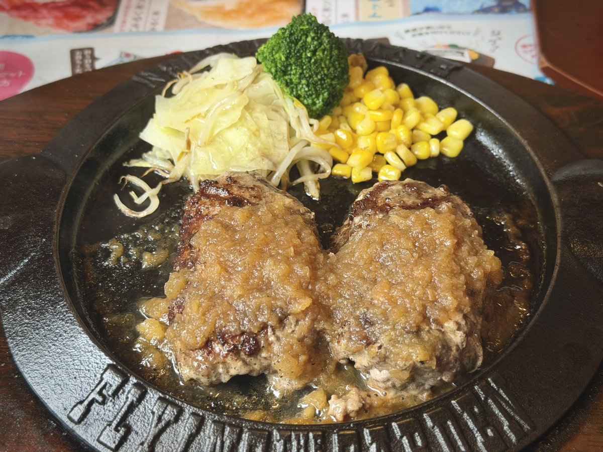 8lua_'s tweet photo. 今日は14時くらいに遅めの朝ご飯で爆弾ハンバーグ食べただけですこんばんは https://t.co/6DghhnPxa1