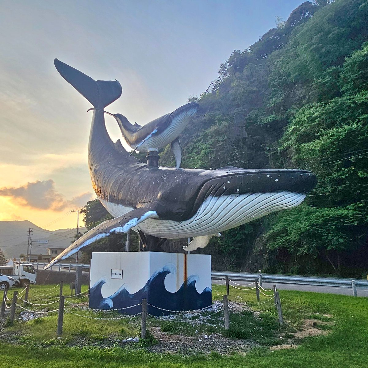 高知県の「宇佐しおかぜ公園」。 クジラの親子の像があるのが特徴で