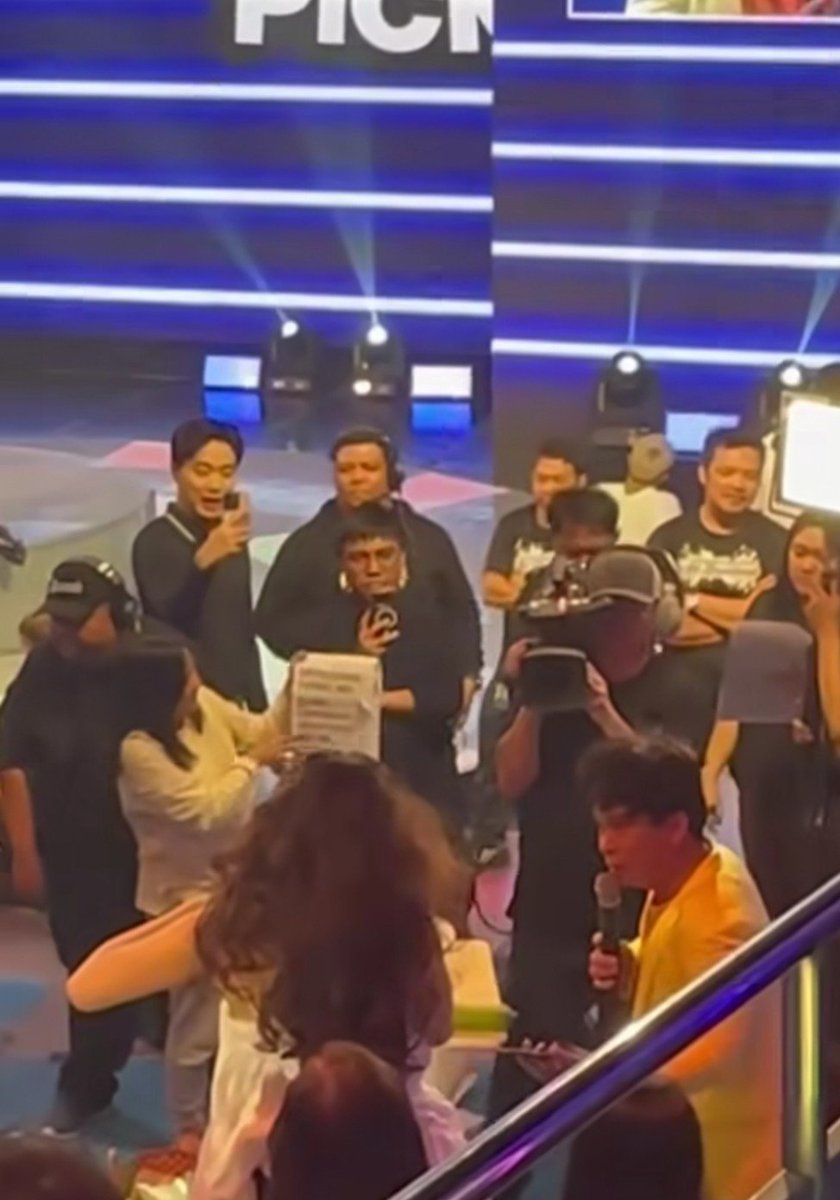 j4stm4yn's tweet photo. Hahaha si ion ang seryoso manood sa LED😅 na para bang movie pinapanood niya 

#ViceGanda | #ViceIon | #IonPerez https://t.co/3lrUGtgZCZ