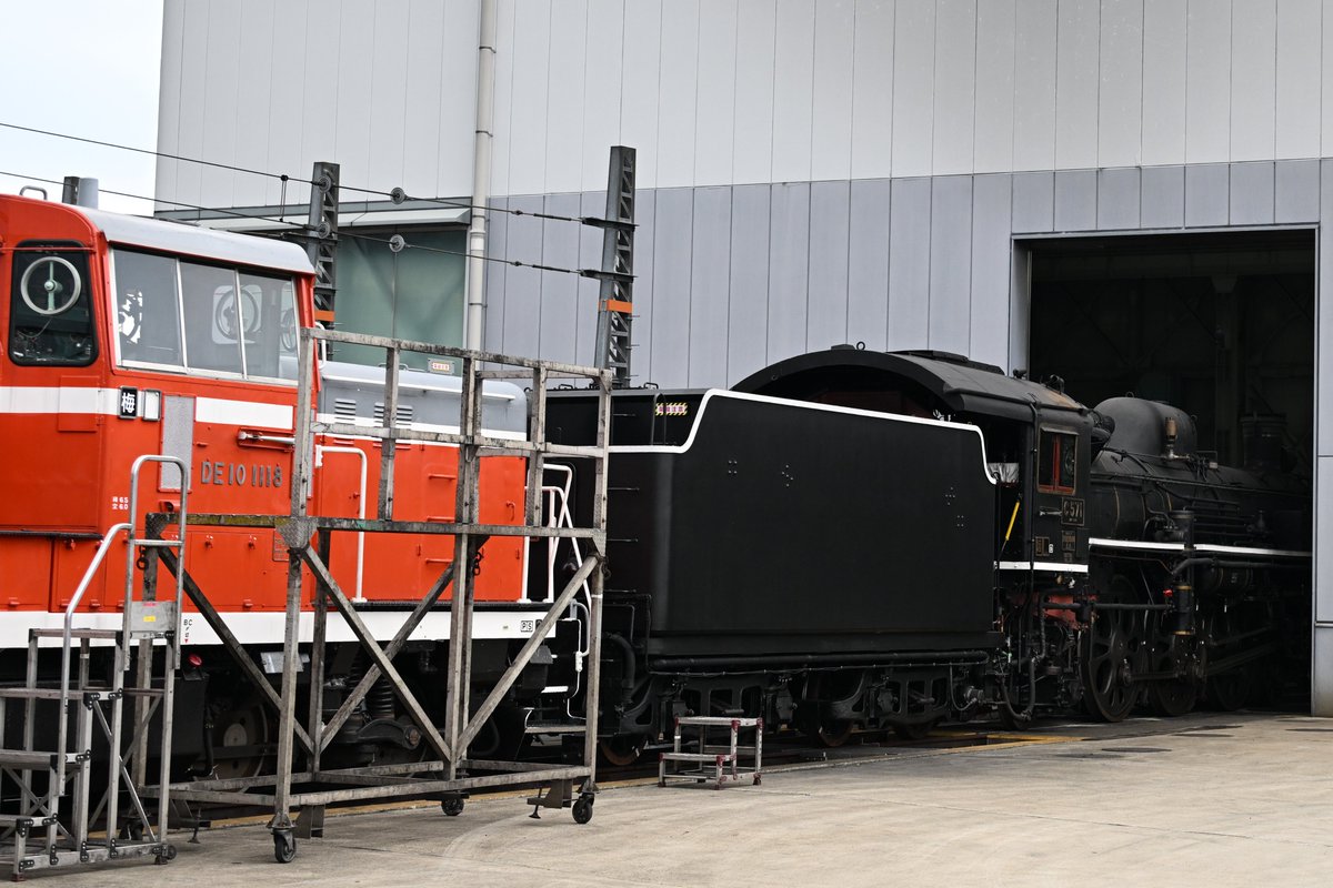 shimada2022's tweet photo. #C57 1 ＋ #DE10 1118  2026年7月18日撮影
きょうは #京都鉄道博物館 で「義経号」が黒い煙を吐いて試運転する珍しい光景を目にした後、今週 東海道線で試運転が行われたC571の #梅小路運転区 での入れ換えを眺めてきました。第2検修庫からDE10に引かれて後進で出庫した後、今度は推進で前向きに… https://t.co/IiknJS8qfu