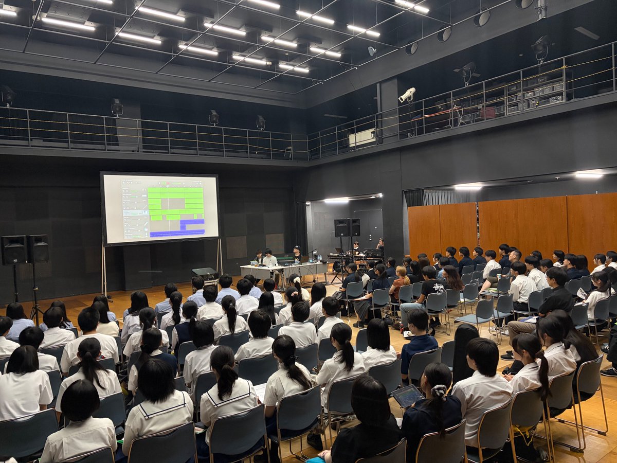 keionkyo's tweet photo. 本日は「楽曲制作ワークショップ（#GarageBand で作品を作ろう！）を開催しました！（共催：昭和音楽大学）

GarageBandの基本的な使い方を学び、各自のiPhoneやiPadで実践！💪最後は成果発表会を行いました！✨

参加した軽音楽部員の皆さん、引率の先生方、関係者の皆様、ありがとうございました！ https://t.co/EFXiwlLUF4