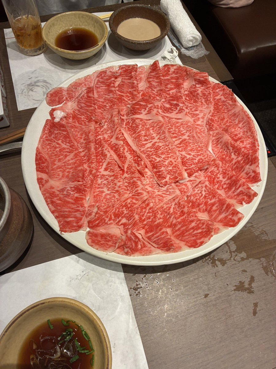 hide_kaz's tweet photo. 腰痛めた&amp;仕事でドバスに行けなかったので家でやけ酒。
コレにコレをぶっ込んで呑んでやる！

ちなみに嫁と子供達はお義父さんの誕生日祝いで肉を食しているらしい🥲 https://t.co/9G7oBDELYn