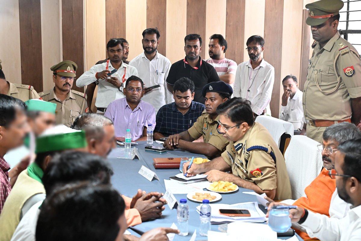 ayodhya_police's tweet photo. आज सम्पूर्ण समाधान दिवस के अवसर पर मा0 जनप्रतिनिधि रूदौली व #SSP_अयोध्या द्वारा तहसील रूदौली में उपस्थित रहकर आमजन की समस्याओं को सुन कर तथा प्राप्त जनशिकायत की निष्पक्ष जांच कराकर समयबद्ध विधिक निस्तारण हेतु सम्बन्धित को निर्देशित किया गया। https://t.co/FCuDZ5Hxsc