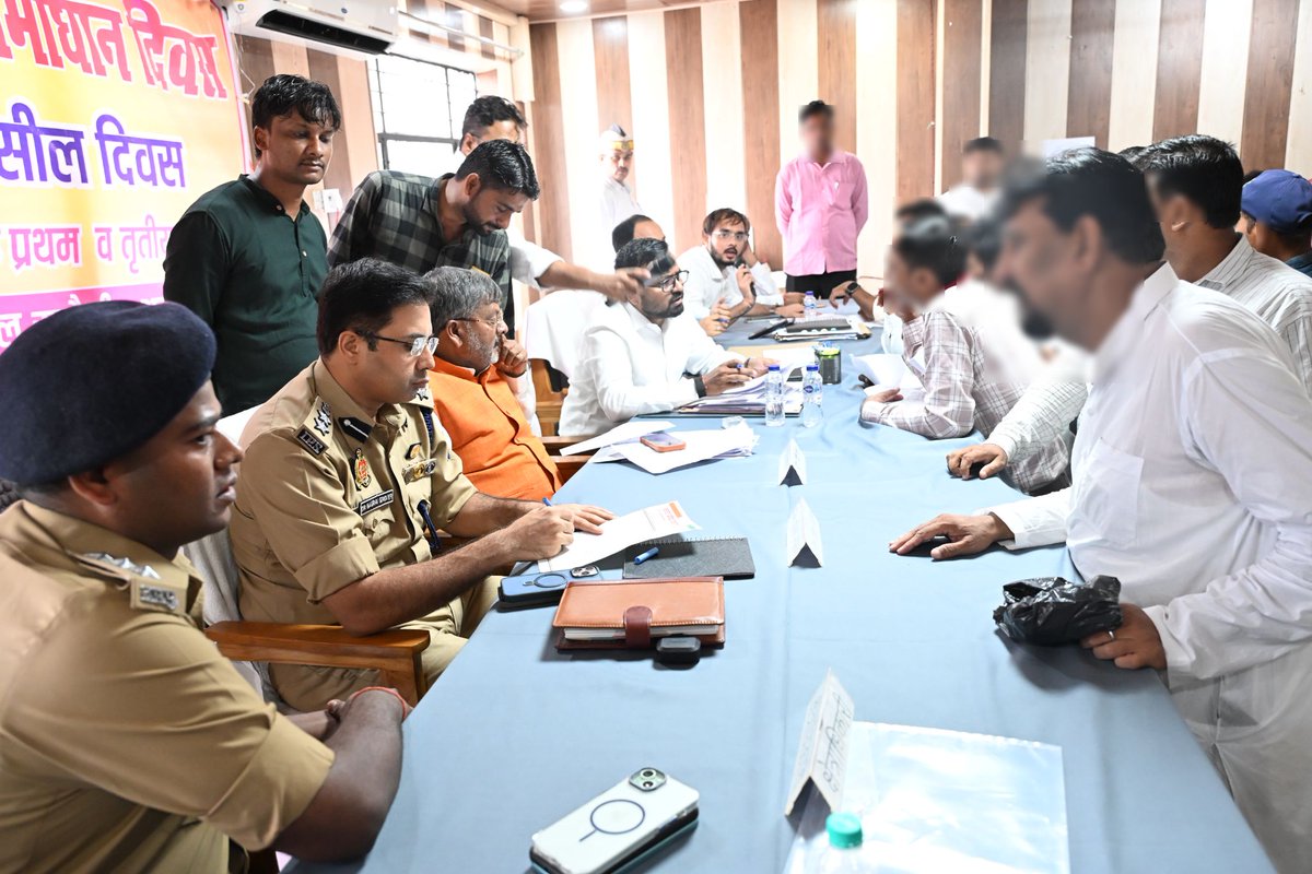 ayodhya_police's tweet photo. आज सम्पूर्ण समाधान दिवस के अवसर पर मा0 जनप्रतिनिधि रूदौली व #SSP_अयोध्या द्वारा तहसील रूदौली में उपस्थित रहकर आमजन की समस्याओं को सुन कर तथा प्राप्त जनशिकायत की निष्पक्ष जांच कराकर समयबद्ध विधिक निस्तारण हेतु सम्बन्धित को निर्देशित किया गया। https://t.co/FCuDZ5Hxsc