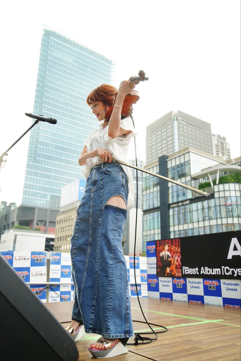 AyAsA_violin's tweet photo. #あやさCrystal 
【夏のリリイベツアー2026】
ヨドバシカメラマルチメディア梅田様1日目ありがとうございました💙
お天気よろしを超えて暑すぎたよ🫠
汗だくの中でしたが(笑)ついにヨドバシ梅田様でアルバムの新曲たちをお届けできて嬉しかったです💎
"ヨドバシカメラの歌"もここでやっと弾けたね🎻✨ｶﾒﾗｰ‼︎
明日は地下ホールにてお待ちしております🫶
#ヨドバシのあやさ