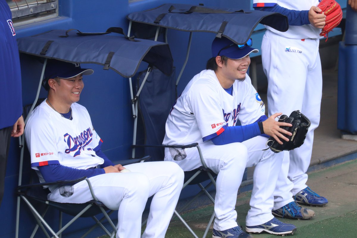 hen_ryuh's tweet photo. ボールボーイ待機用に設置された屋根付き椅子。

ヒーローインタビュー中、とりあえず座ってみるふたり。なんか新潟でもこんな光景みたな😂マルクさんに向かってこれいいね、みたいな表情が最高🤣
#近藤廉
#森博人
2026.7.18 ナゴ球 https://t.co/cF12wStdE5