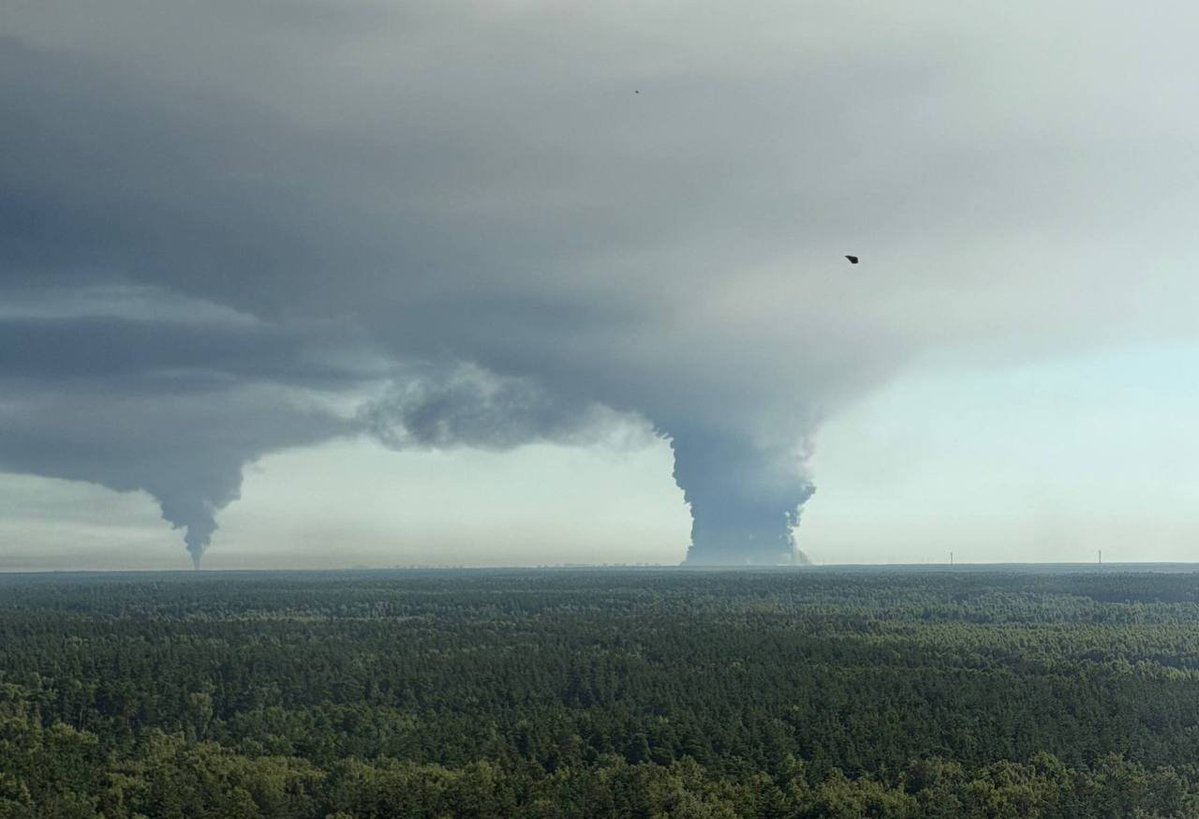 AnnaDeMilanese's tweet photo. 🇺🇦 Die Ukraine zerlegt in einer einzigen Nacht die russische Logistikkette auf allen drei Ebenen gleichzeitig:

Ein Öllager bei Moskau, 
fünf Schiffe in zwei Meeren und eine Nachschubbrücke.
Der ukrainische Generalstab bestätigt die Treffer der Nacht:
Die Nafto-Serwis-Ölbasis in Noginsk bei Moskau steht in Flammen. Sie lagert und liefert Treibstoff für die russische Armee.

Im Asowschen und Schwarzen Meer wurden zwei Tanker, 
zwei Schwimmkräne und ein Schlepper getroffen, dazu 
das Patrouillenschiff "Swetljak" bei Kertsch.

Im besetzten Teil der Region Luhansk wurde die Eisenbahnbrücke über den Fluss Bila bei Sabiwka zerstört – eine zentrale Route für russischen Militärnachschub.

Zusätzlich brannten 
zwei riesige Lagerhäuser des Onlinehändlers Wildberries in Elektrostal und Kotowsk. 

Russlands Verteidigungsministerium meldete 379 Drohnen über 19 Regionen, russische Behörden sprechen von 8 Toten und über 60 Verletzten.

Treibstoff, Schiffe, Schienen.

Genau diese Systematik unterscheidet die aktuelle Kampagne von einzelnen Nadelstichen früherer Jahre.

Quelle: Generalstab der Streitkräfte der Ukraine